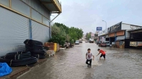 Aniden bastıran yağmur yolları göle çevirirken, bunun keyfini çocuklar çıkardı