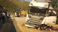 Bilecik’te buğday yüklü tır 3 metre yükseklikten alt yola devrildi