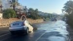 Bodrum’da otomobil yolda oluşan çukura düştü