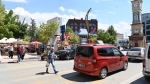 Afyon’da bu ilçede vatandaşların üzerine dronlar ile gül suyu serpildi