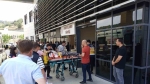 Yüzme havuzunun klorlama çukuruna düşen kız çocuğu zehirlendi