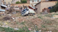 Afyon’da çöp kamyonu dehşeti: Duvarı yıktı, evin bahçesine daldı!