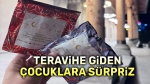 Teravih Namazına Gelen Çocuklara Sürpriz