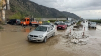 Aydın’da toprak kayması sonrası kara yoluna dökülen çamur ulaşımı aksattı