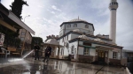 Cami bahçeleri ve duraklar yıkanarak temizlendi