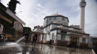 Cami bahçeleri ve duraklar yıkanarak temizlendi