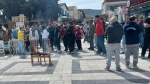 İzmir Foça’da esnaftan belediyeye “masa” tepkisi: Sandalyeleri yakarak tepki gösterdiler!