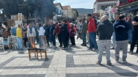 İzmir Foça’da esnaftan belediyeye “masa” tepkisi: Sandalyeleri yakarak tepki gösterdiler!