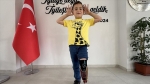 Kendi takımına ait armalı protezle yürüyor