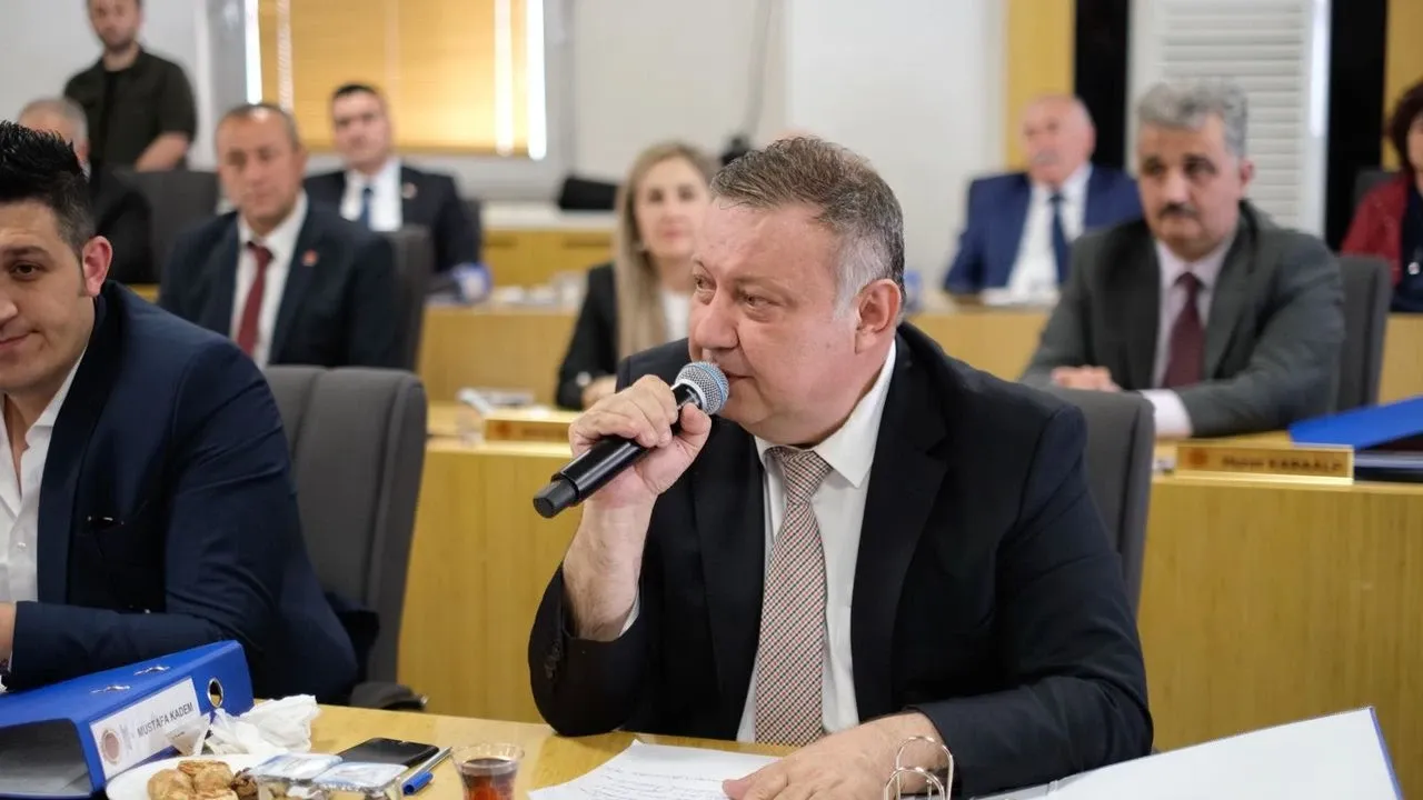 CHP’li Belediye Meclis Üyesi Karanfil’den AK Partili Ekici’ye: “FETÖ’den kapatılan kolej mezunu Ekici, sen ne ayaksın?”
