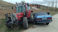 Otomobil traktöre çarp; 3 yaralı