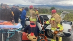 Manisa’da kamyona ve bariyerlere çarpan otomobildeki 5 kişi yaralandı