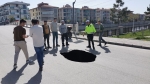 Afyon’da o yol çöktü: 6 metre derinlikte çukur oluştu!