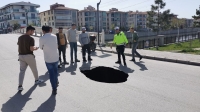 Afyon’da o yol çöktü: 6 metre derinlikte çukur oluştu!