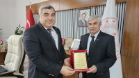 Afyon’da emekli eğitimciye anlamlı plaket verildi
