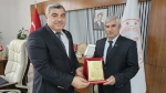 Miraç Sünnetci’den emekli eğitimciye anlamlı plaket