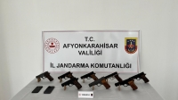 Afyon Jandarmasından Kaçak Silah Operasyonu: Valizden Resmen Cephanelik Çıktı!