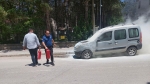 Yanan aracı polis söndürdü
