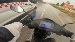 Yolda şiddetli fırtınaya yakalandı