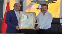 Hayırsever iş insanına takdir belgesi