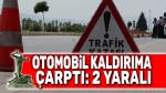 Otomobil kaldırıma çarptı, 2 kişi yaralandı