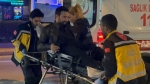 Sedye üzerinden telefonu elinden bırakmadı