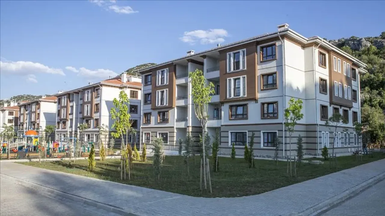 Afyon’da 360 daire isyan ediyor: “Doğalgaz çalışması bitmedi, 6 saat elektrik kesiliyor”