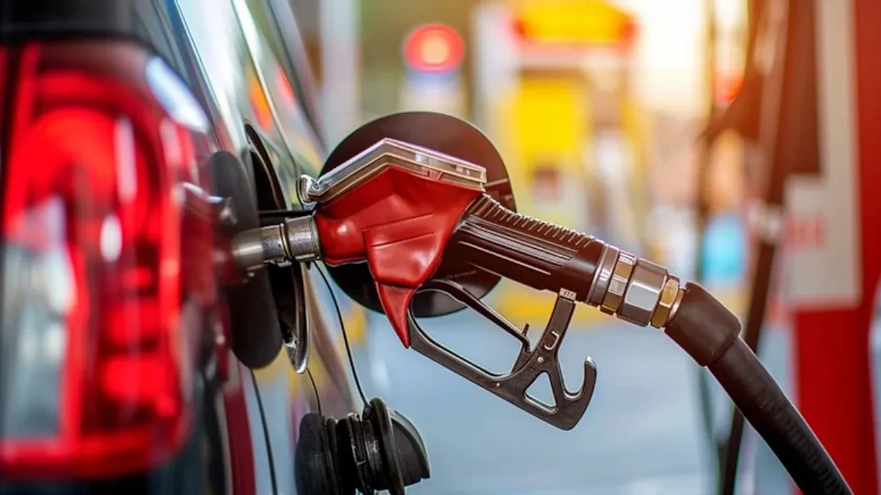 Benzin ve motorine indirim geliyor: Pazartesi gece yarısından itibaren geçerli olacak!