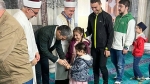 İmaret Camii’nde bayramlaşma: Vali Aktaş çocuklara harçlık verdi