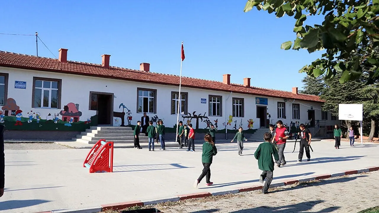 Afyon’un meşhur okullarında yönetici değişimi: 55 okulun müdürü değişti… 141 yöneticinin yeri değişti!