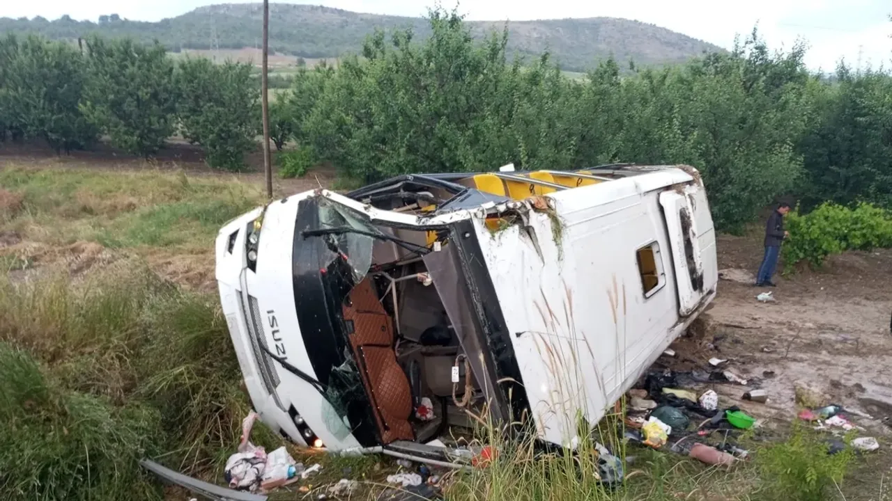 Tur minibüsü devrildi, 5 kişi öldü