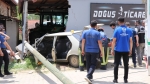 Otomobil iş yerinin duvarına çarptı: Yaşlı karı koca olay yerinde can verdi!