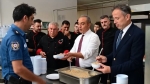 Afyon Emniyet Müdürlüğü’nden aşure programı: Emniyet Müdürü Erol personele aşure dağıttı