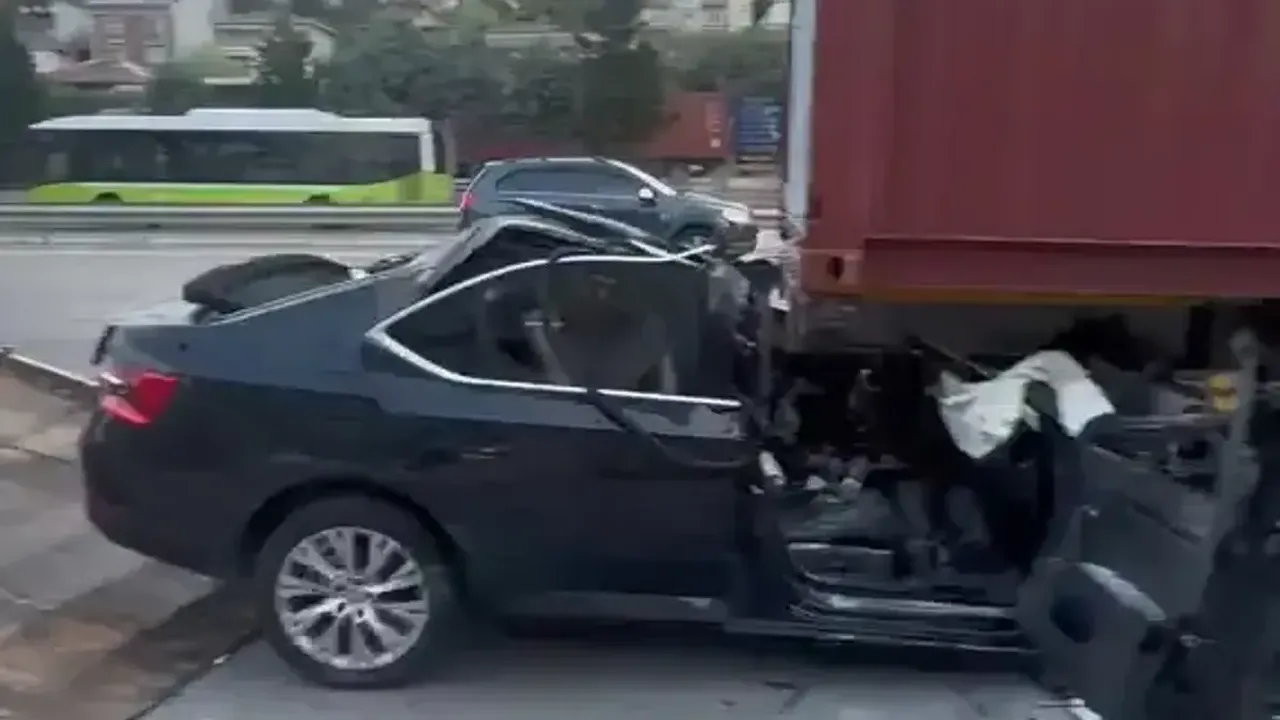 Otomobil tırın altına girdi, baba oğul can verdi