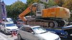 Kurtuluş Caddesi’nde yıkım için iş makinesi indirildi, ortalık karıştı! Vatandaş isyan ediyor